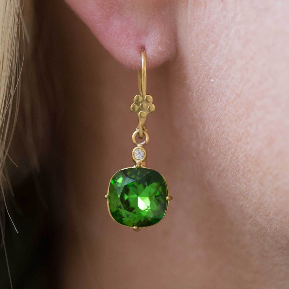 Amelia ørepynt liten (10x10mm) - royal green fra Farmhousedesign.no