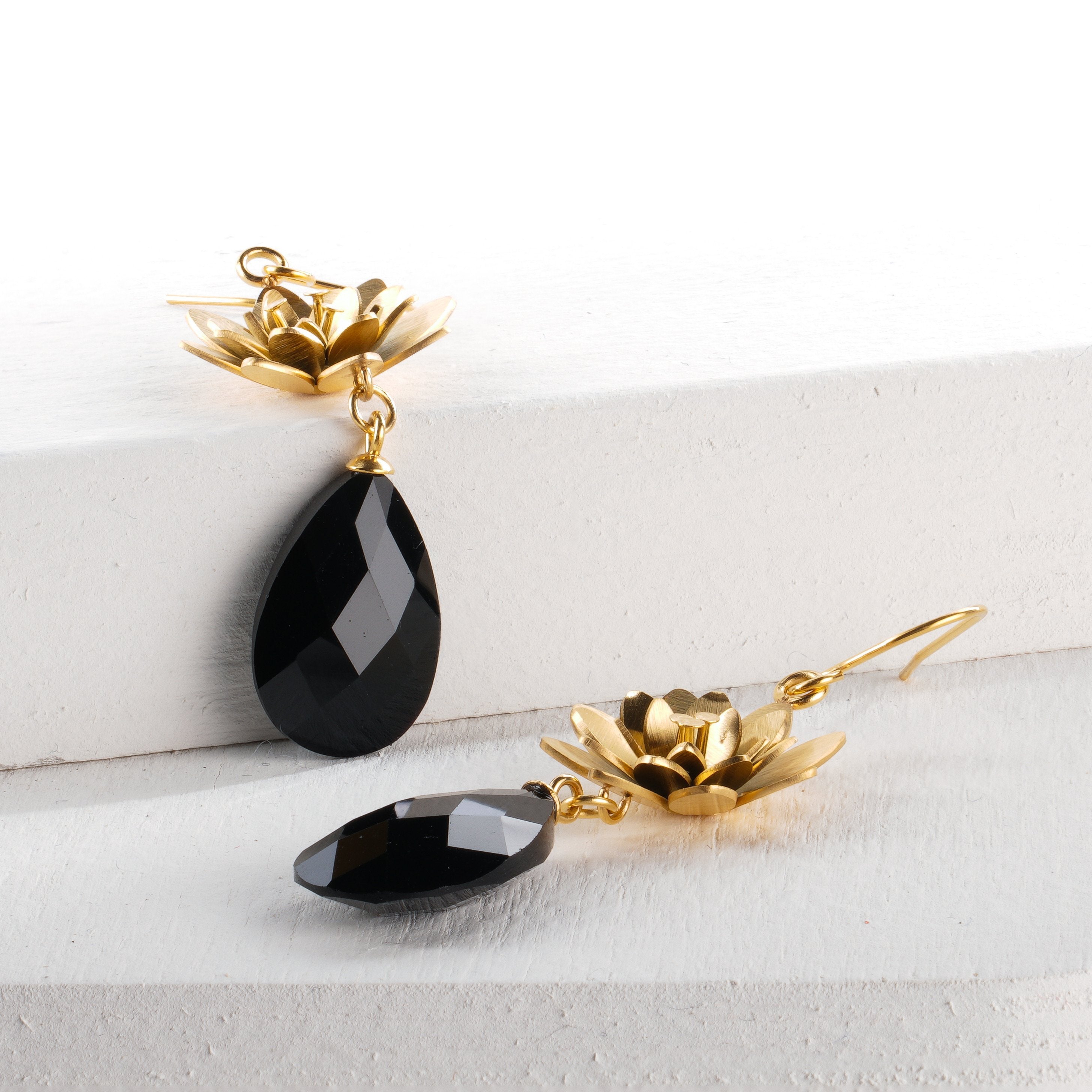 Divinia Lotus earrings - Black